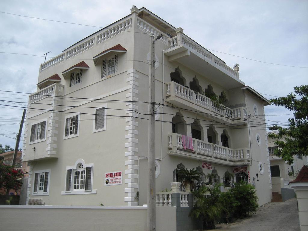 Bethel Court Guesthouse モンテゴ・ベイ エクステリア 写真